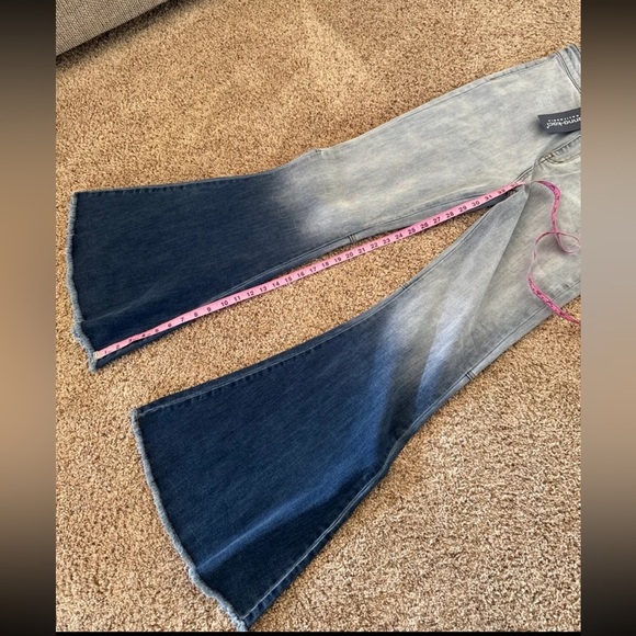 NWT Anna-Kaci Bell Bottom High Waist Denim Jeans Gradient Dark Wash
XL (16-18) - Picture 12 of 12